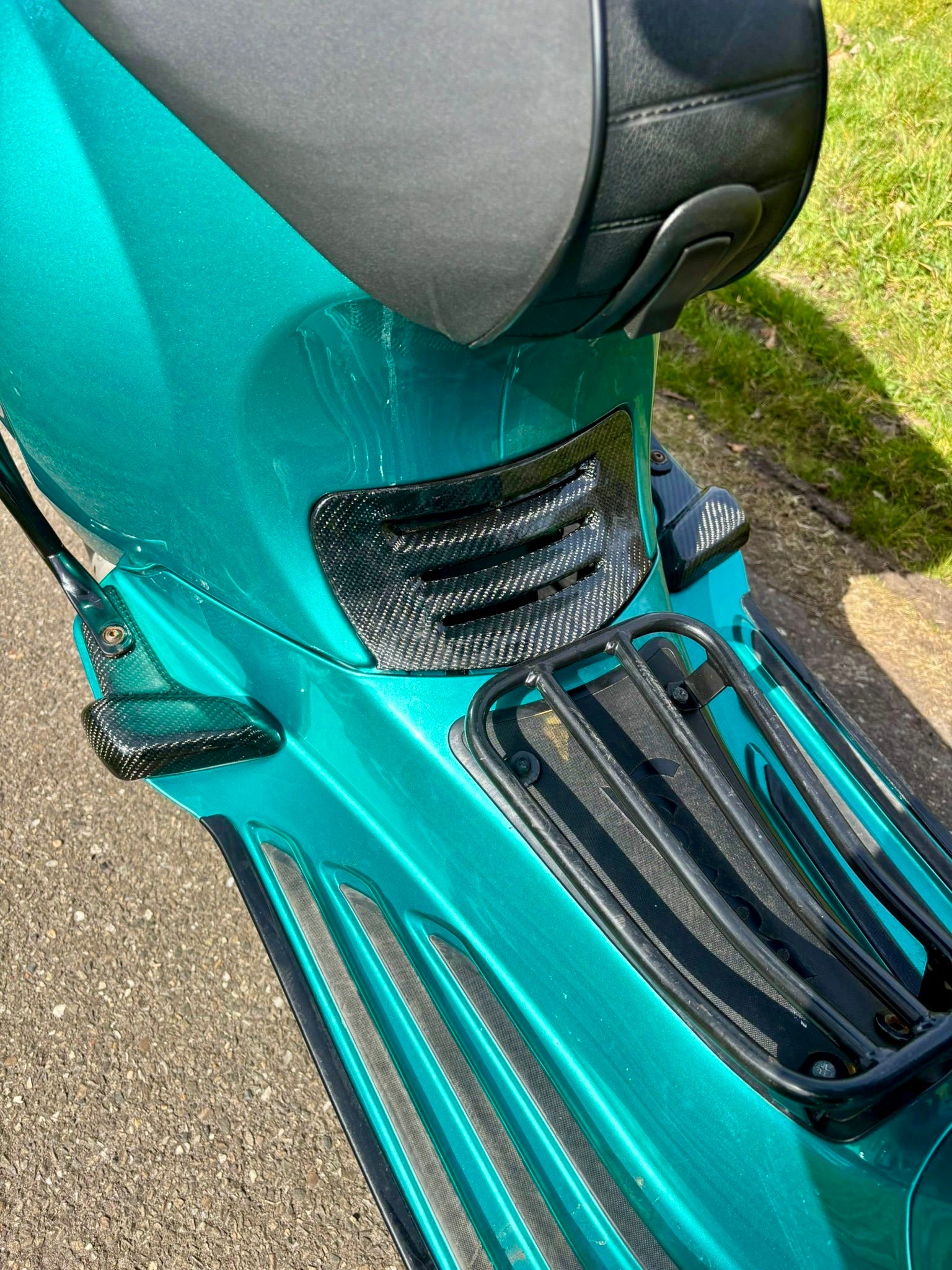 Vespa Sprint & Primavera Bougie Kapje Geweven Carbon