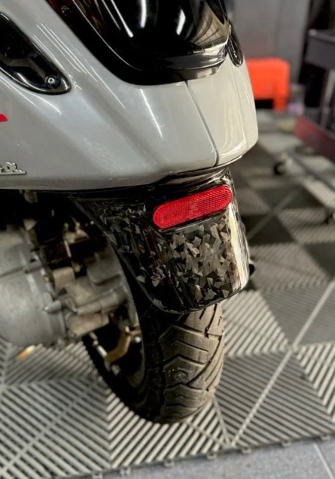 Vespa Sprint & Primavera Achterspatbord Forged Carbon