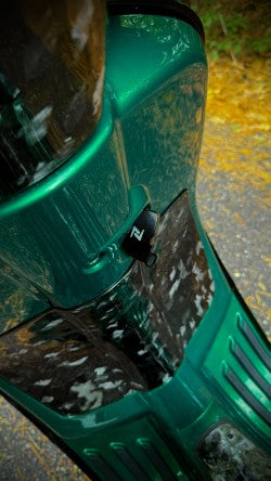 Vespa Sprint & Primavera Beenschild Klep Forged Carbon