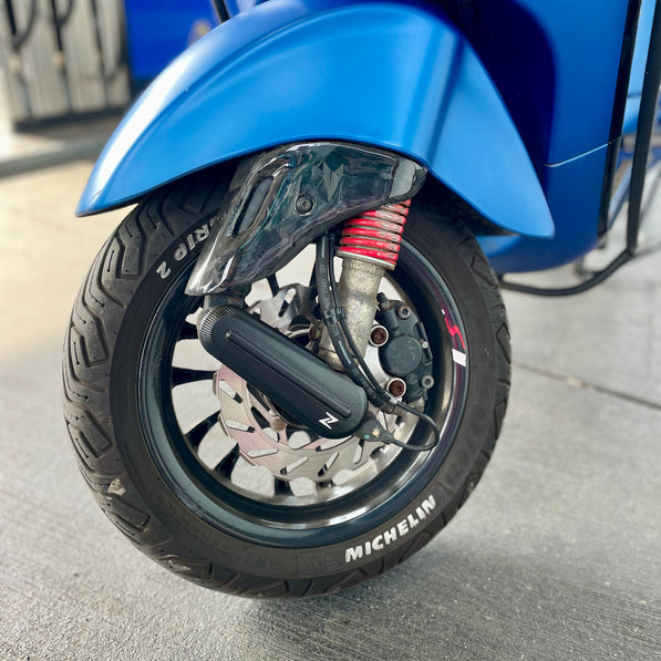 Vespa Primavera met gemonteerde VZ Carbon forged carbon schokbreker kapje origineel