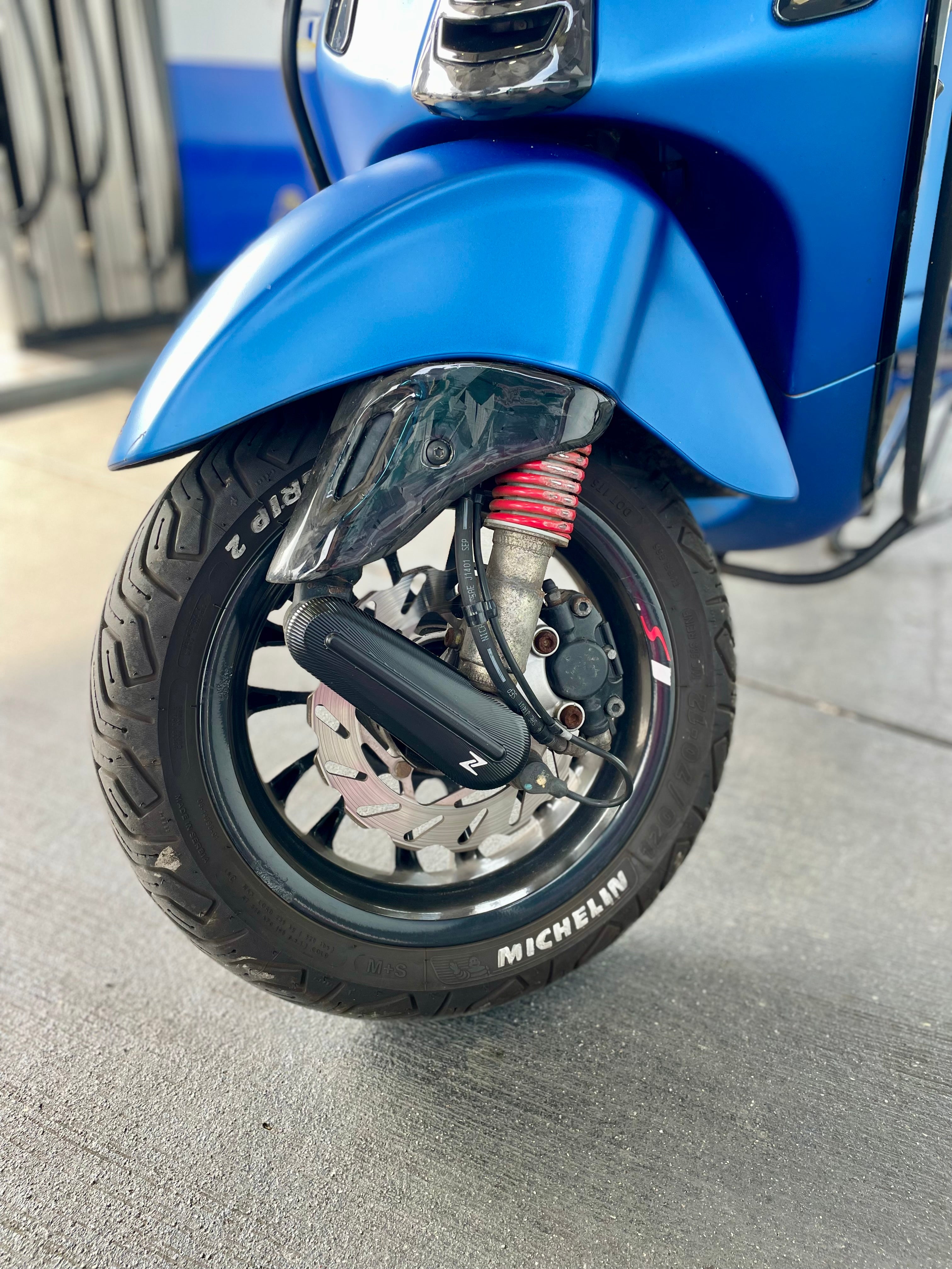 Vespa Primavera met gemonteerde VZ Carbon forged carbon schokbreker kapje origineel