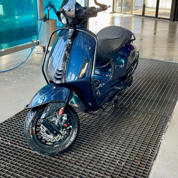 Vespa Sprint met gemonteerde VZ Carbon forged carbon claxonneus
