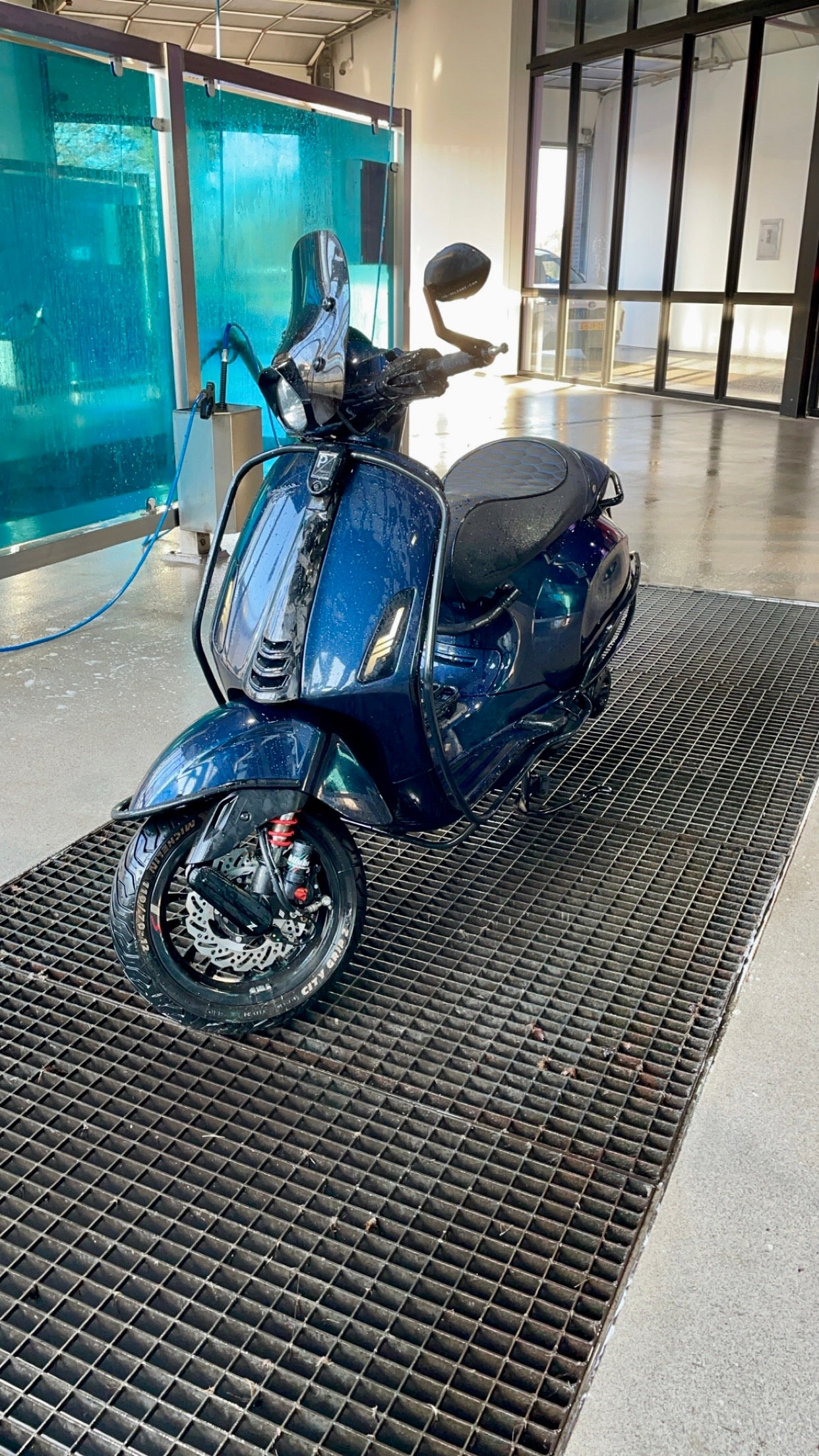 Vespa Sprint met gemonteerde VZ Carbon forged carbon claxonneus