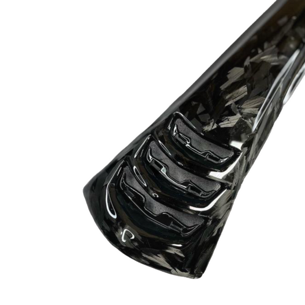 Detailfoto van de forged carbon claxonneus van VZ Carbon met zicht op de grill